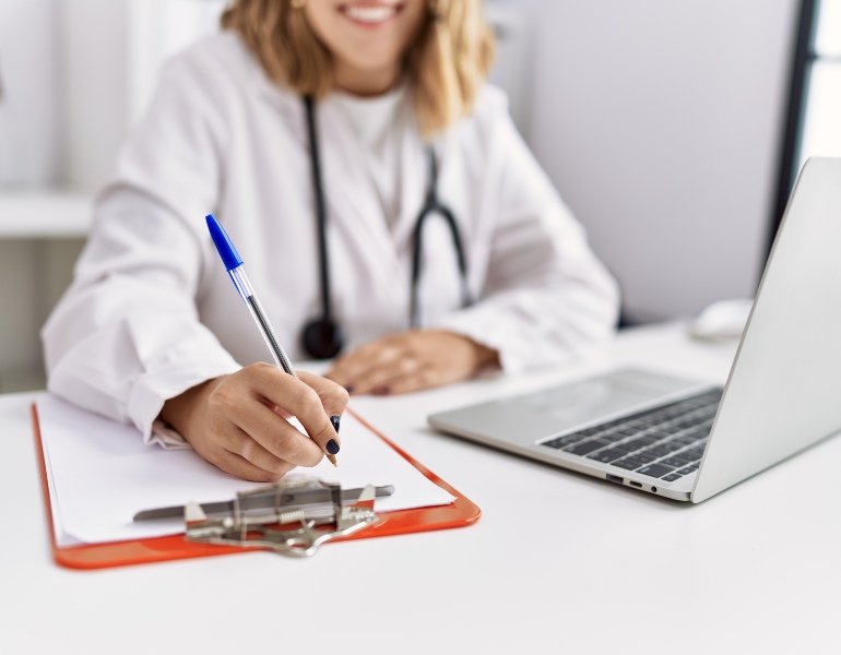 Doctora alergologa con paciente en madrid